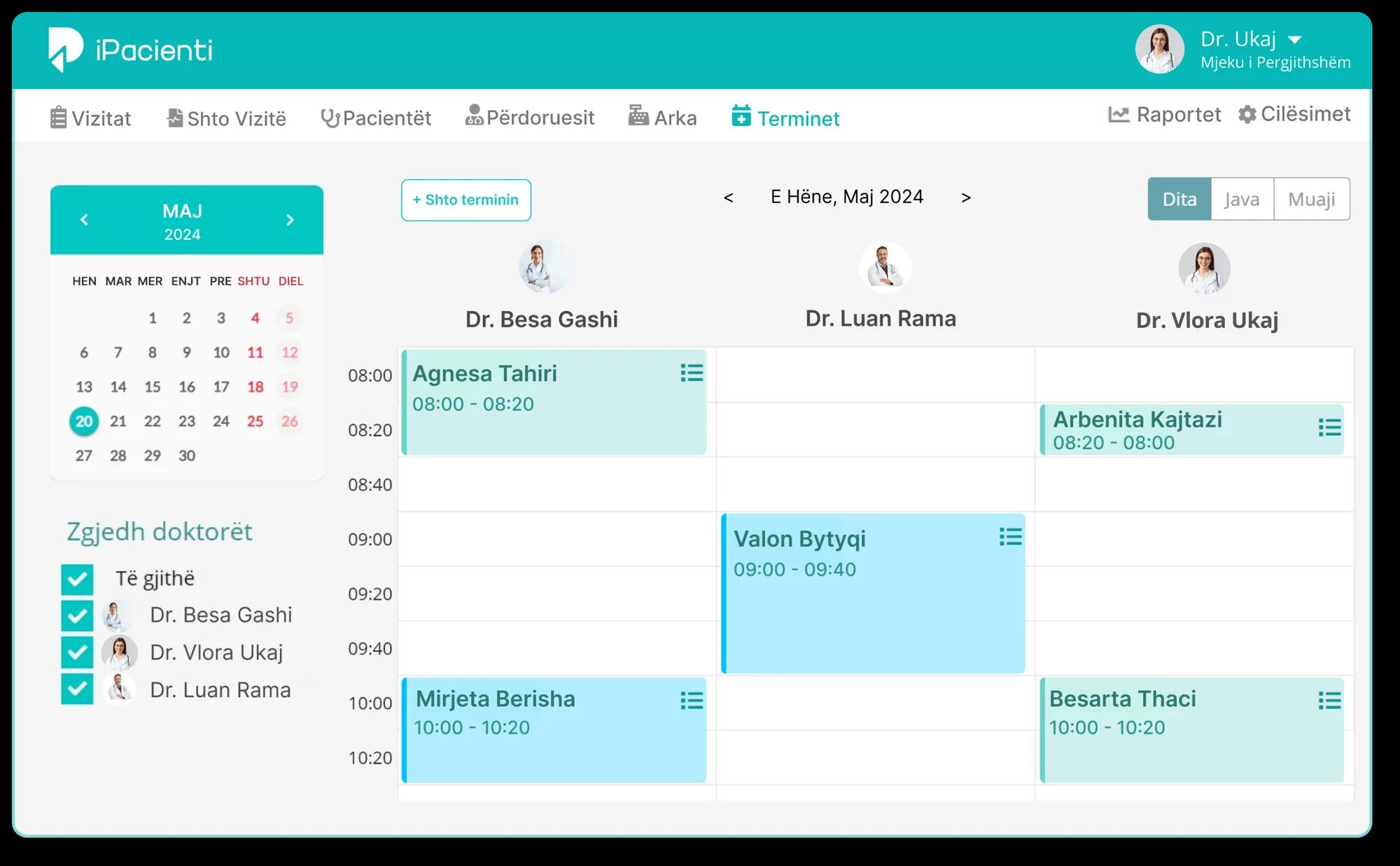 iPacienti appointment calendar showing the day schedule of three doctors side by side